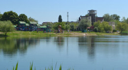 Городской пляж на озере