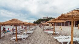 Центральный пляж в Небуге