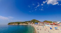 Центральный пляж в Ольгинке