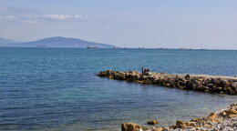 Пляж у набережной Адмирала Серебрякова