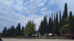 Пляж у ж/д вокзала Новый Афон